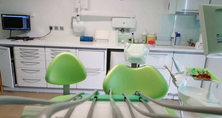 Χειρουργός οδοντίατρος, Βιβή Μηνάγια